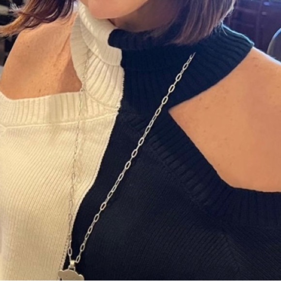 Off the shoulder turtleneck black and white Size Small - Picture 3 of 6